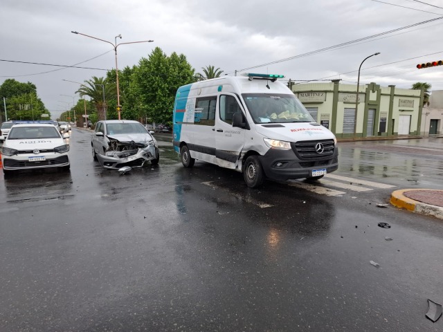 Fuerte choque entre una ambulancia y un auto
